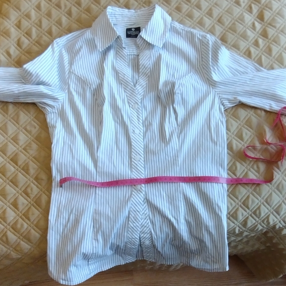 Express The Essential Fitted Stripe Button-Up Women's Shirt - White & Gray - Picture 6 of 11